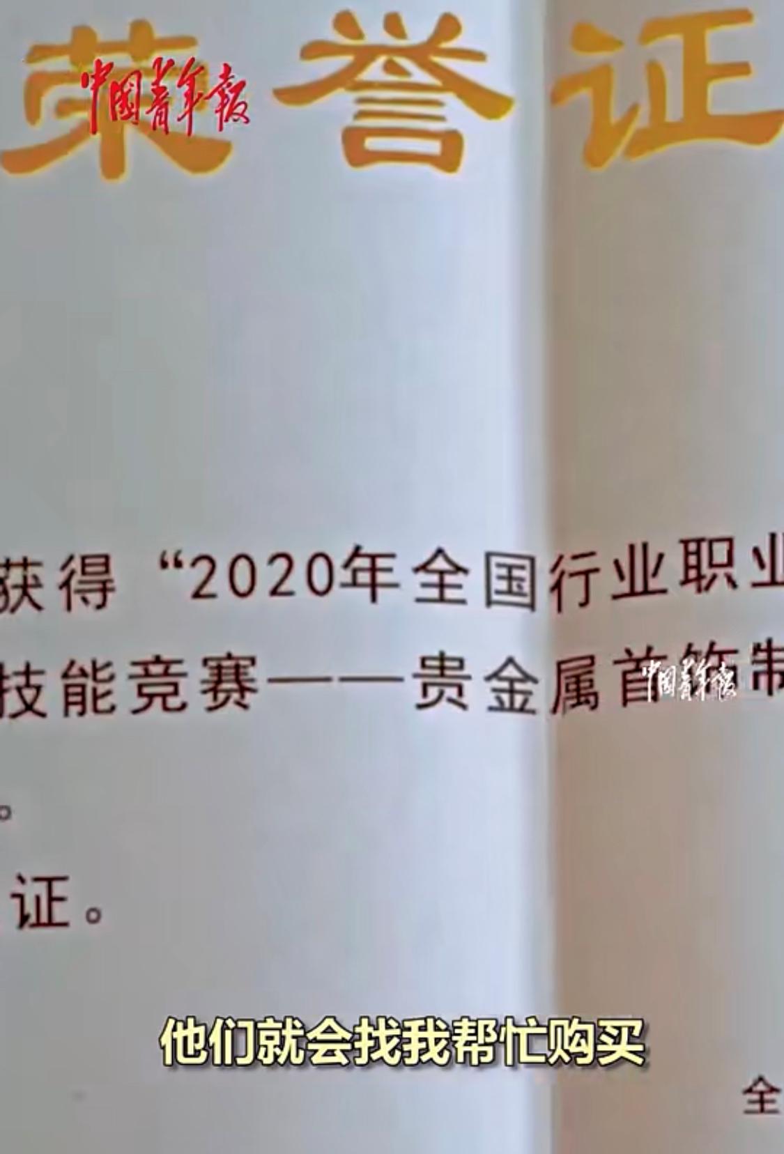 女学生成绩不好被全班同学孤立,一女孩成绩很好考上了不好的学校
