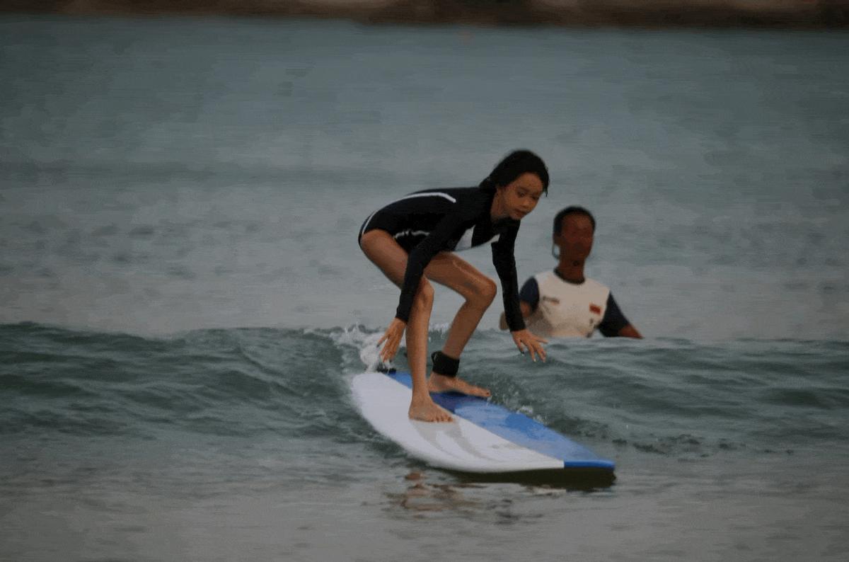 钟丽缇现场秀魔鬼身材,钟丽缇一家海上冲浪