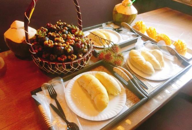 在泰国吃自助餐,在泰国和中国就餐