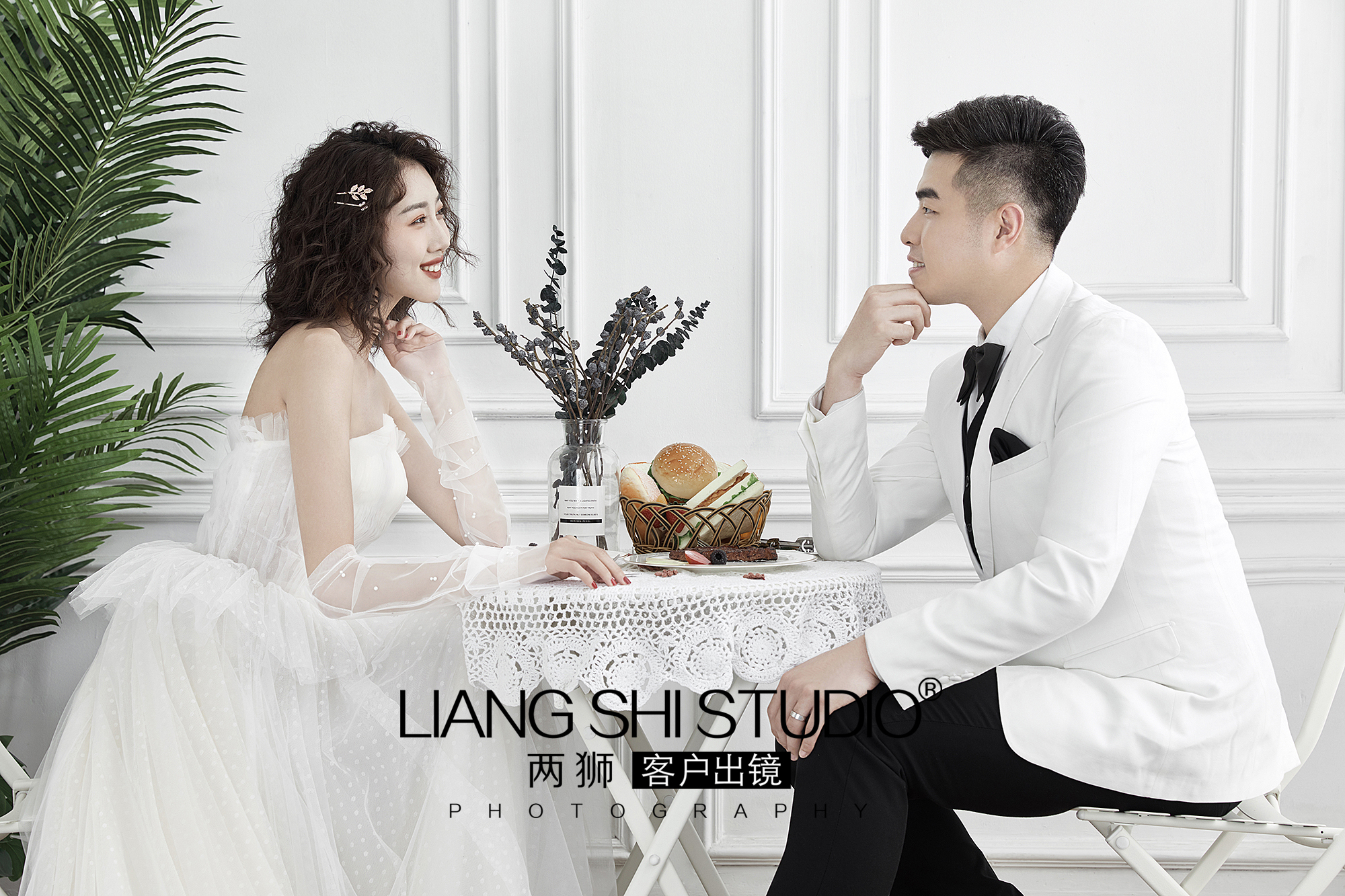 韩式极简内景婚纱照文案,鱼尾裙韩式内景婚纱照