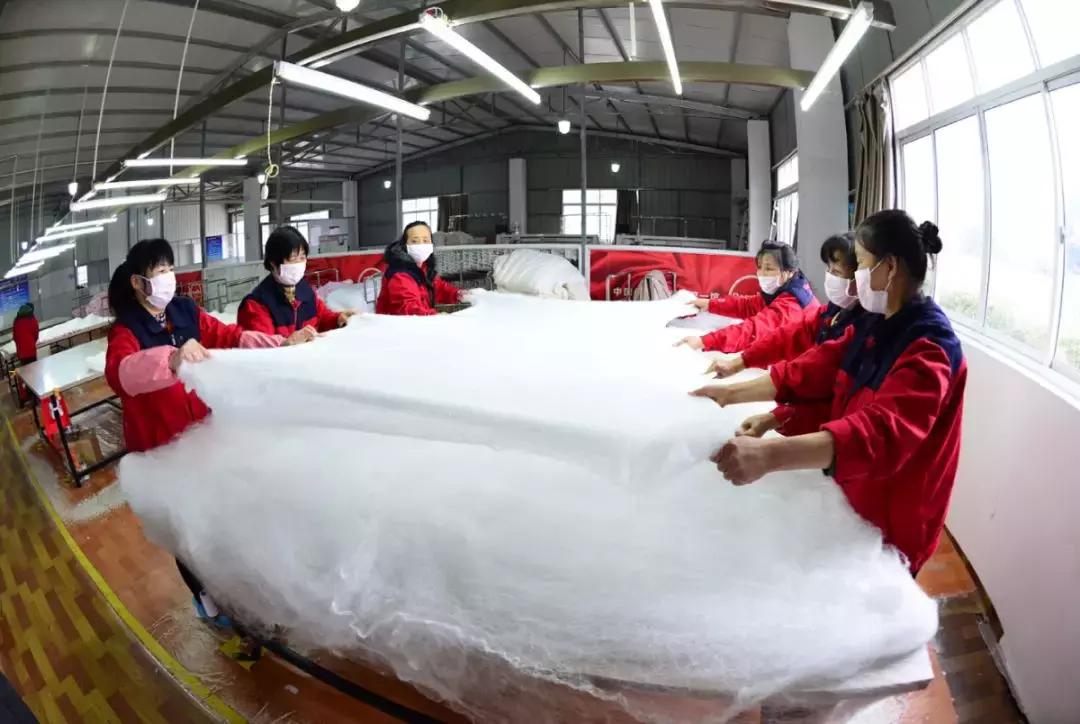 蚕丝被湿水,蚕丝被水太深怎么补救