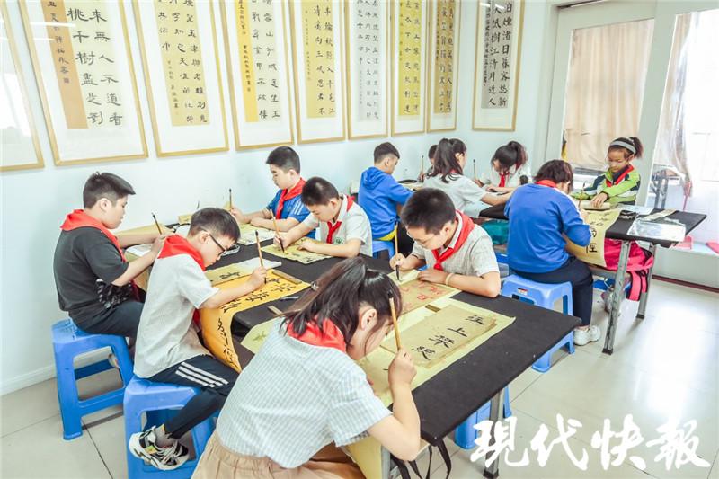 “足球小子”爱上练字，江苏中小学生书法大赛走进盐城韵和书画苑