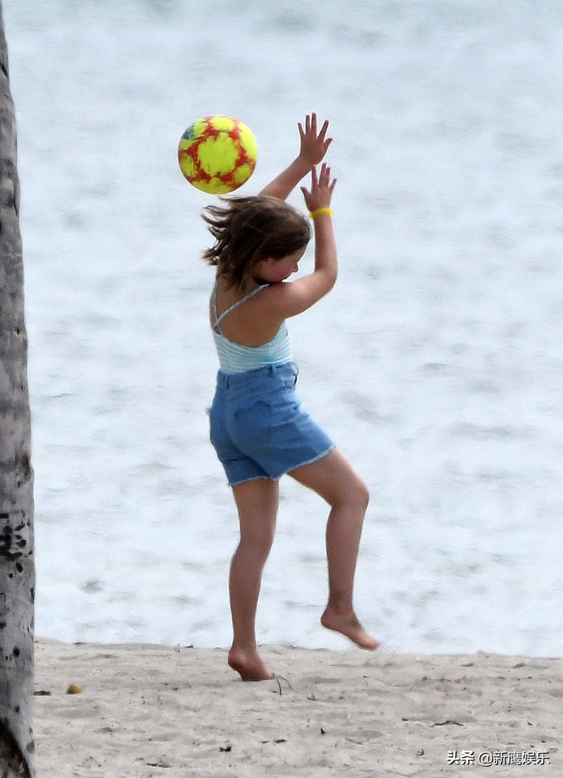 又胖了?小七沙滩踢足球比17岁哥哥腿还粗,太胖跑不动被球砸脸