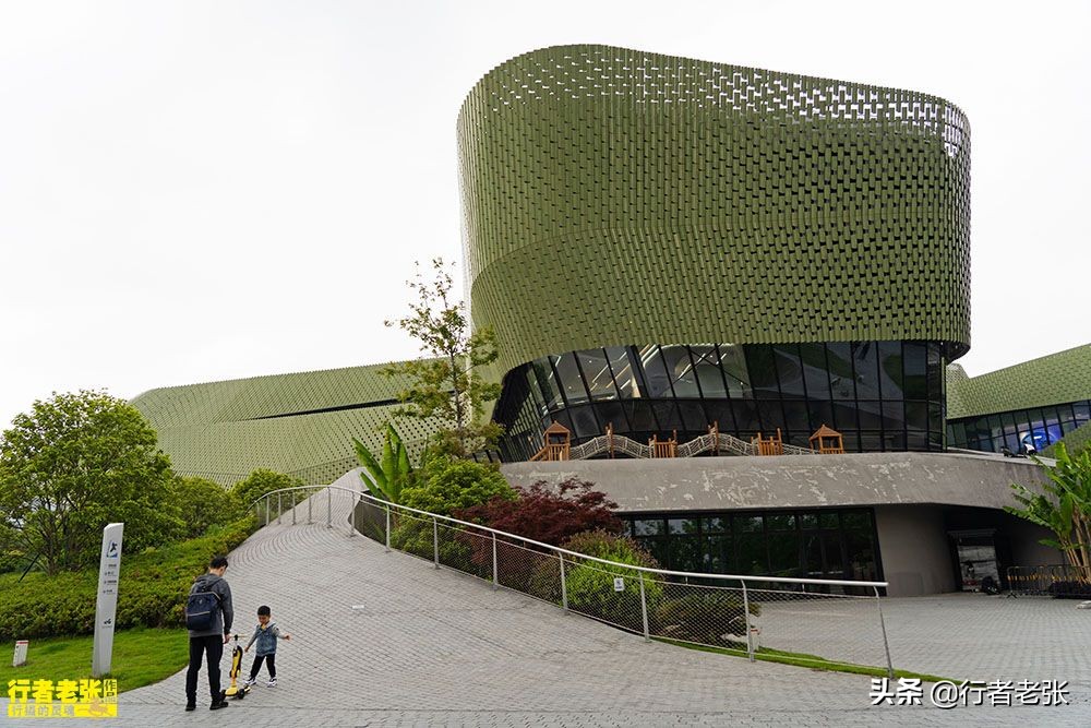 浙江第二有钱的城市，30亿建文化广场，商场里面市民排队买奢侈品