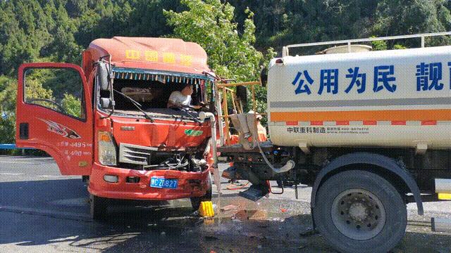 货车漏油致多车碰撞现场一片狼藉,货车相撞现场惨烈