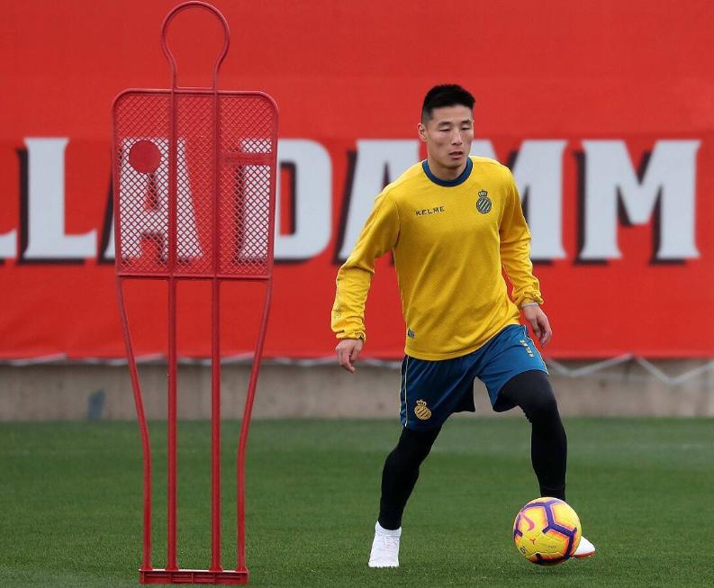 国足武磊照片,武磊上港全家福