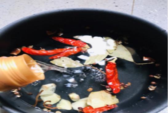 怎样腌鹅蛋既不咸又流油,腌鹅蛋怎么防止蛋黄发黑