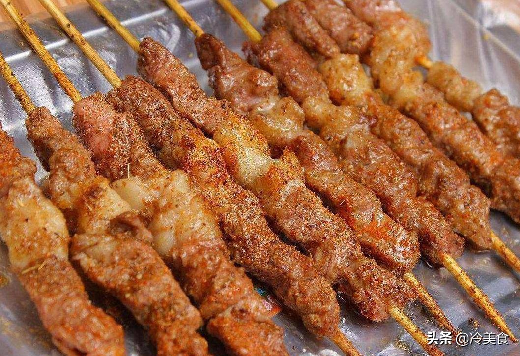 自己在家烤羊肉串，一个电饼铛就足够了，烤好的羊肉串鲜嫩焦香