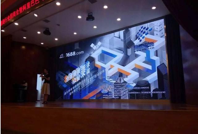 这里的情趣内衣，制作者是当地农村大妈，20秒做一条丁字裤挣一毛