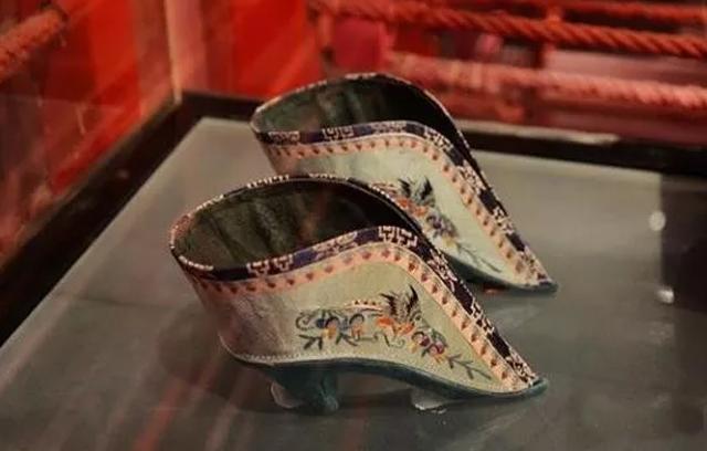 她凭“三寸金莲”嫁入豪门，洗脚都要等到夜深人静，105岁仍健在