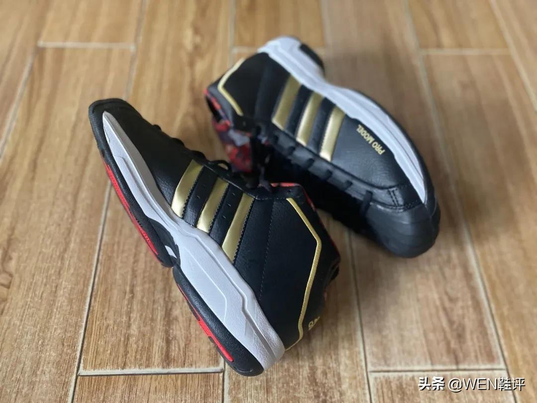 詹姆斯科比鸳鸯鞋,詹姆斯历年全明星上脚球鞋