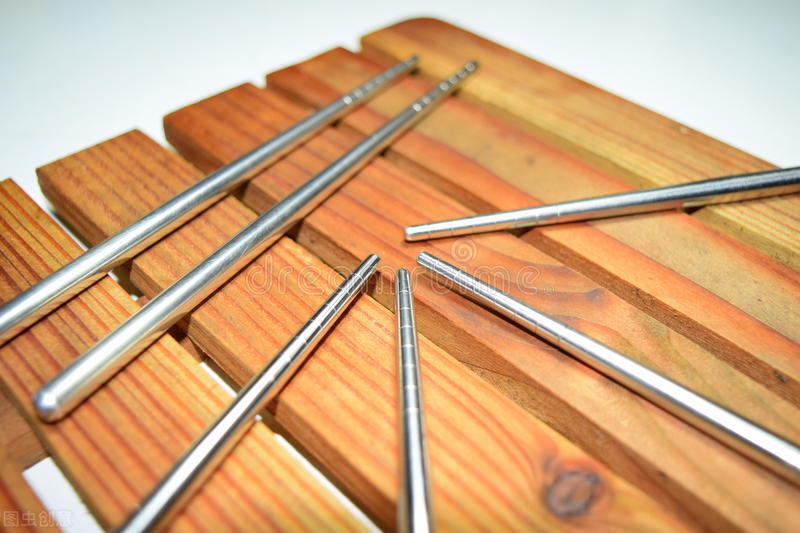 木筷子竹筷子哪个更卫生,竹筷木筷不锈钢银筷子哪种好