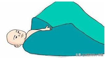 宝宝半夜不睡觉老是哭还吐奶,宝宝一夜哭闹不睡想吐奶