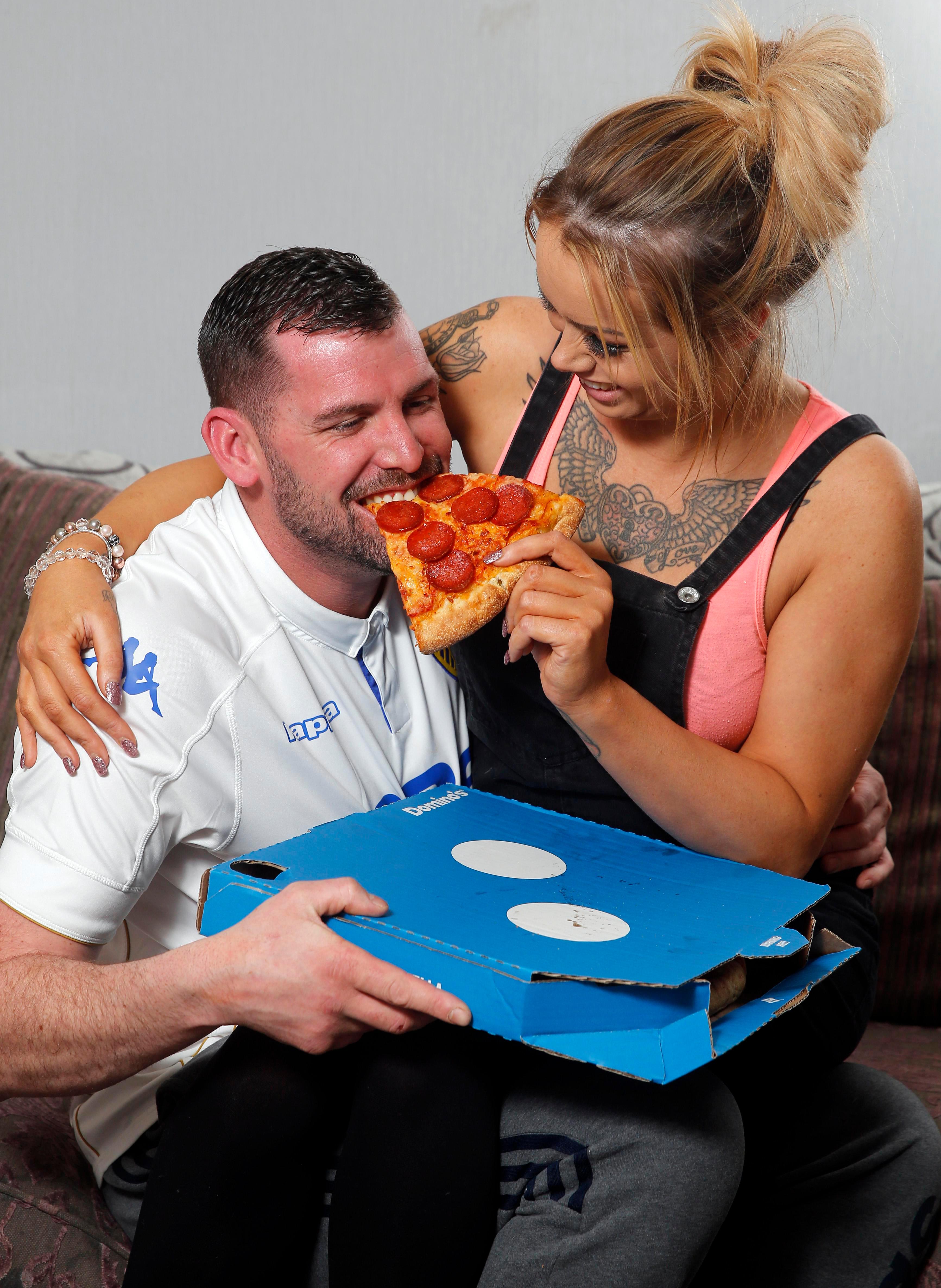 美国情侣酒后失德，旁若无人在披萨店发生关系，不雅视频疯传网络