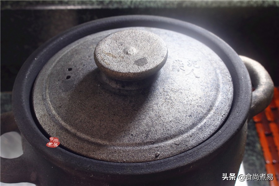 老妈炖的猪肚很好吃,老妈在做猪肚鸡