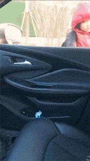 爆笑GIF趣图：美女，这射的是丘比特之箭吧