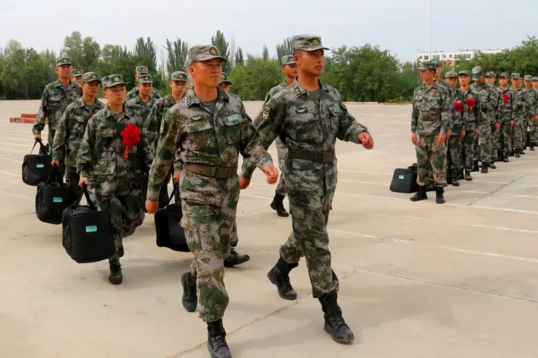 新兵来了吗,戈壁新兵第一次拉练