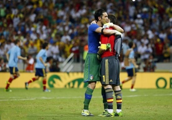 卡西利亚斯个人简介,致敬卡西传奇永不落幕