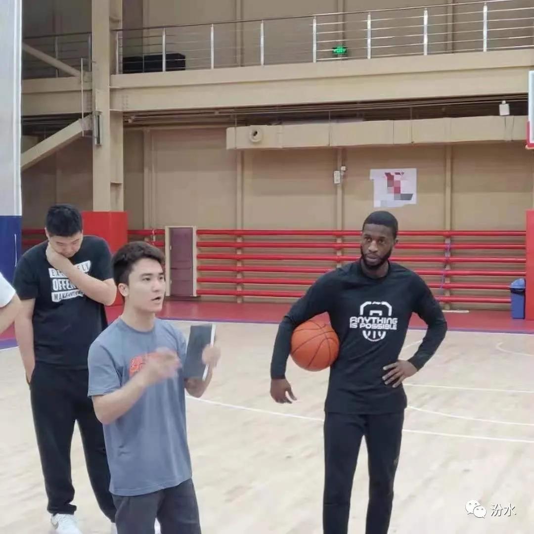 马布里在首钢队的翻译,马布里的翻译是专用的吗