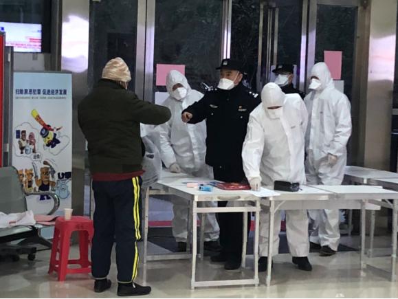 援鄂医疗队小姐姐拥抱铁骑,援鄂医疗队小姐姐表白警察