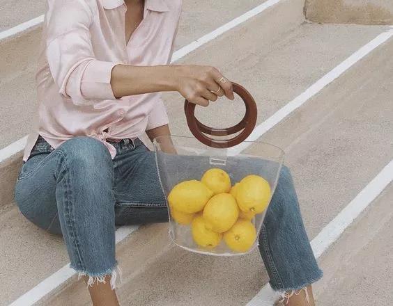 夏天什么颜色的包好看,pvc包流行吗