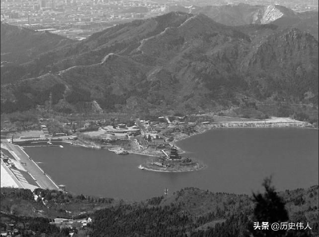 修建十三陵水库时，周恩来参加义务劳动：我作为总理就该多拉几车