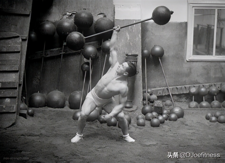 在健身房里练杠铃哑铃的正确动作,健身器械是练习轻的还是重的