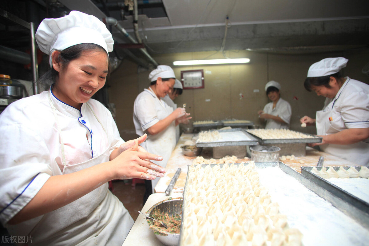 三个人的饺子馆一个月利润,一家饺子馆赚钱吗