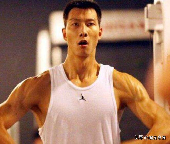 易建联喝蛋白质视频,易建联喝蛋白粉