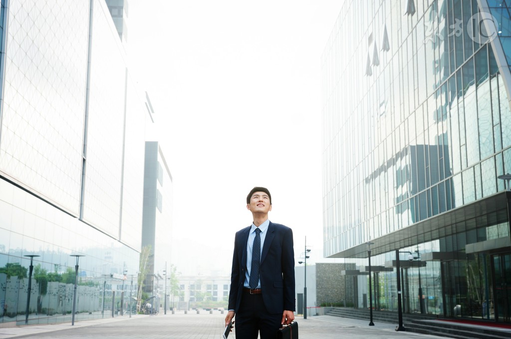 小说男主身边人一直倒霉,小说男主误会女主知道真相后后悔