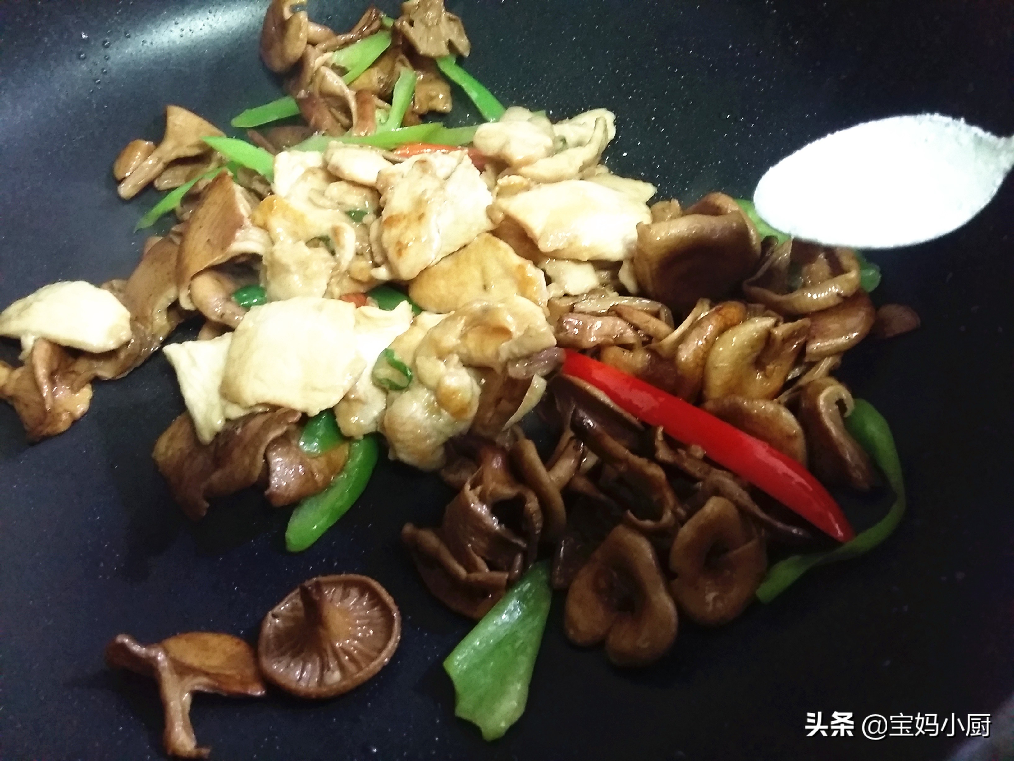 蘑菇配什么肉有营养,蘑菇和肉和啥在一起有营养