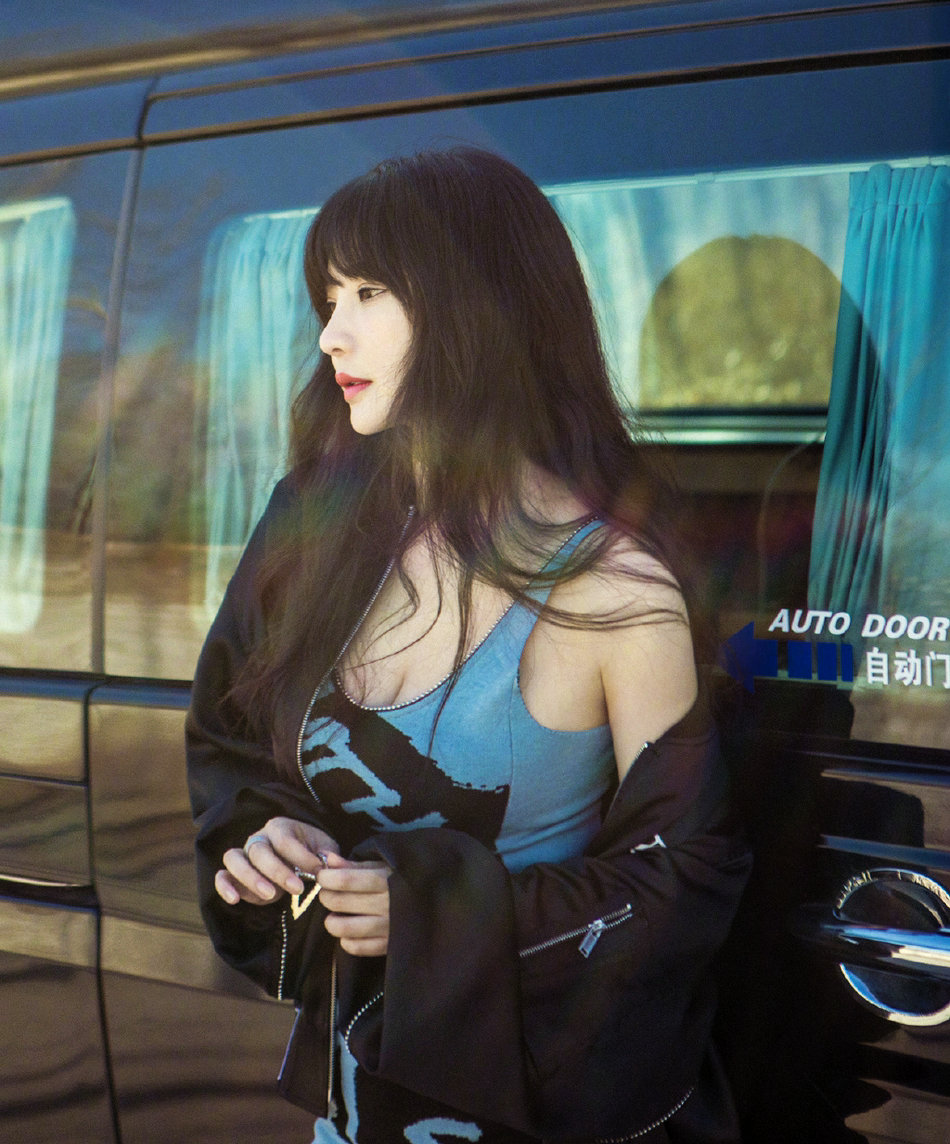 38岁柳岩一袭蕾丝长裙出席活动,柳岩圣诞写真