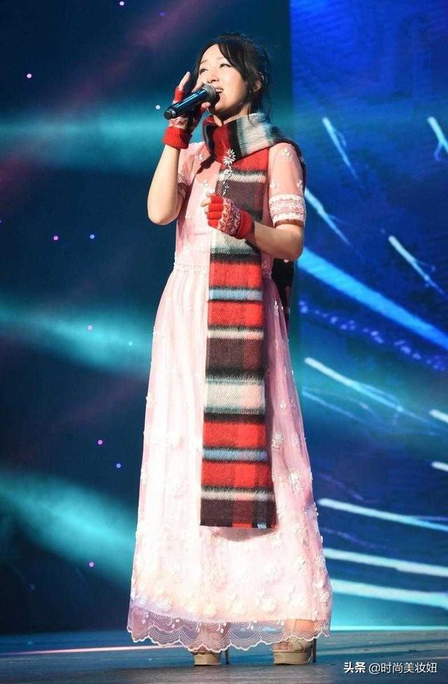杨钰莹穿蕾丝连衣裙披薄纱,杨钰莹穿长裙的穿搭