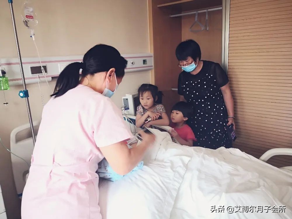 第三次当爸爸完整版,第一次当爸爸在产房外面接新生儿