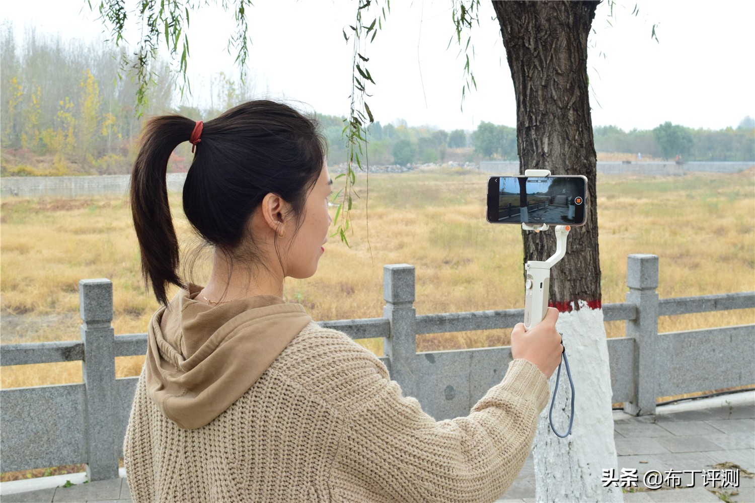 三轴防抖手机稳定器测评,浩瀚稳定器x和x2区别哪个很值得买