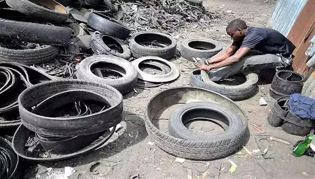轮胎做成鞋？中国来的废轮胎，在非洲变成了人手一双的爆款潮鞋