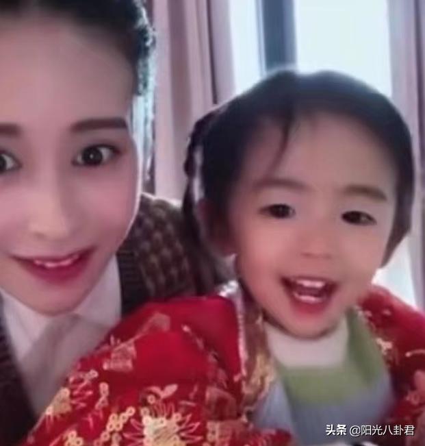 颖儿晒娃,颖儿小月亮正面照