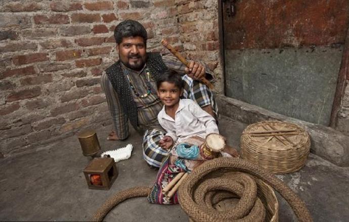 印度通天绳魔术完整版,一根绳子爬到天上魔术