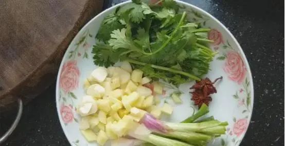 草鱼清炖豆腐最简单做法大全,豆腐炖草鱼块汤的家常做法大全