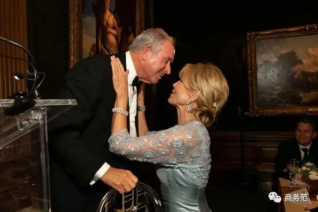 “华尔街之王”苏世民,从白手起家到身价千亿,爱买豪宅戴Swatch