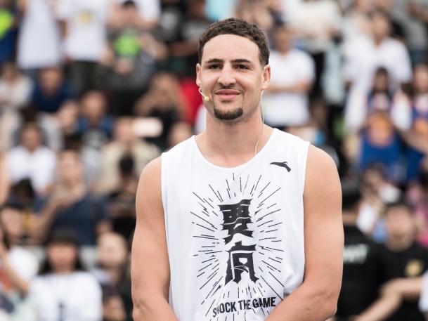 安踏官宣正式签约欧文,安踏代言的nba球星和球鞋