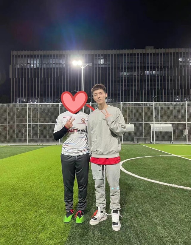 路人晒与鹿晗踢足球合照,鹿晗的素颜真实照片直播