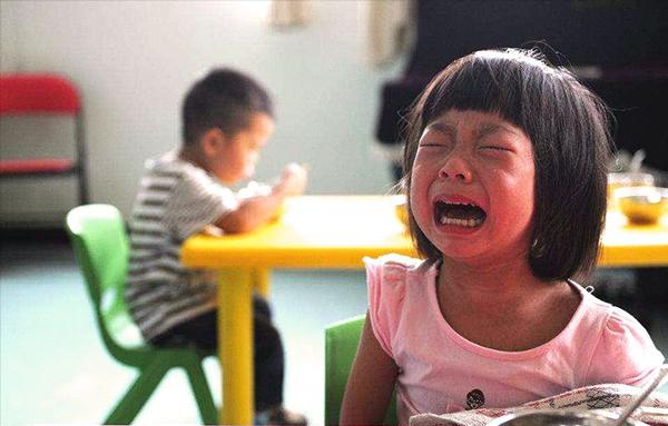 孩子上幼儿园性格变暴躁怎么回事,小孩上幼儿园后回家脾气暴躁爱哭