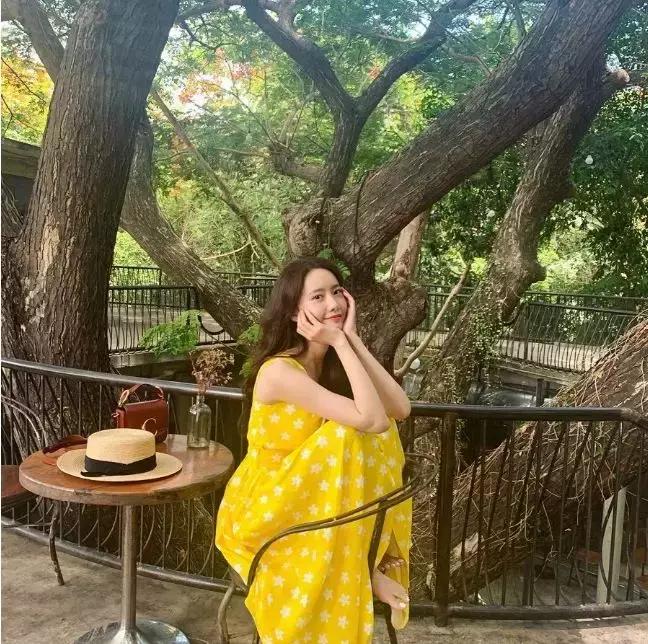 泫雅、迪丽热巴、关晓彤的印花裙，谁的品味更好？