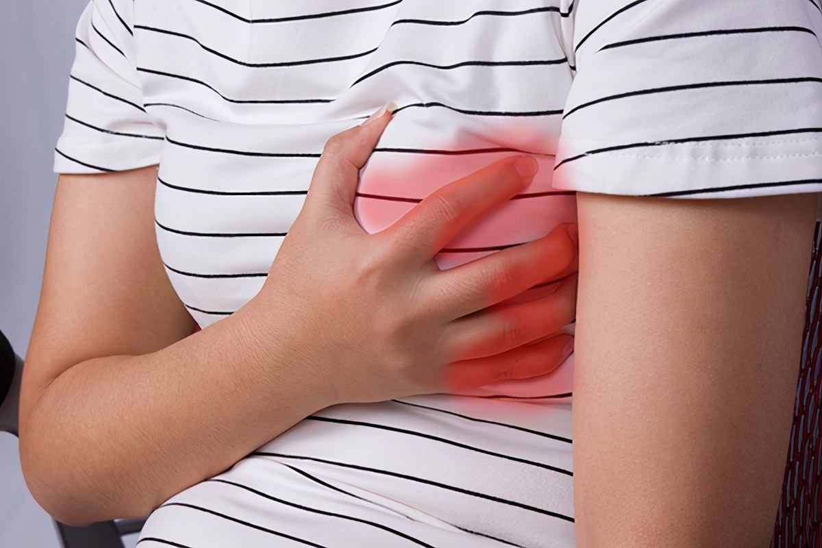 每次来月经,胸部会有阵痛感,是怎么回事?和乳腺癌有关?