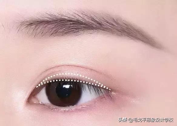 眼线怎么画好看新手最简单的,新手适合画内眼线还是外眼线