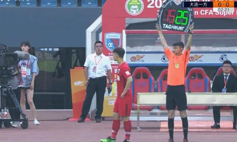 朴忠均眼里不揉沙子！天海铁卫向美女记者“惊鸿一瞥”，半场被换