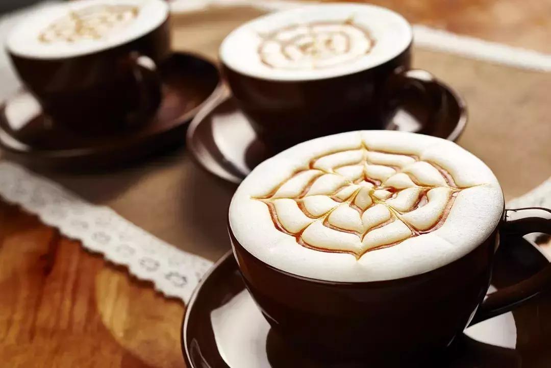 西餐的吃法怎么拿刀叉,吃西餐正确拿刀叉的姿势