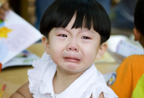 孩子爱黏妈妈的原因,孩子爱黏着妈妈