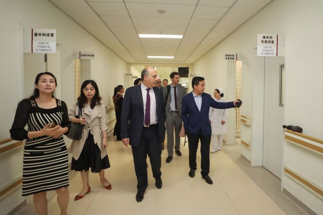 外面小作坊整容“车祸”太闹心，深圳公立医院请来英国最牛“外貌协会”